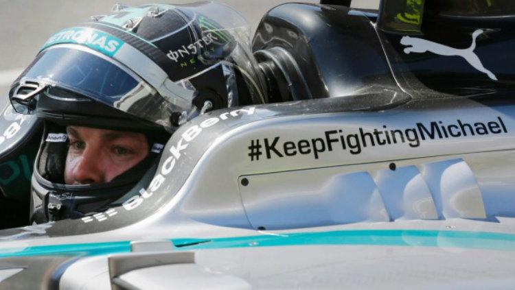 Nico Rosberg mengendarai mobil dengan stiker penghormatan untuk Michael Schumacher. Copyright: Reuters
