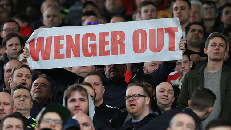 Fans Arsenal membentangkan poster dengan tulisan, Wenger Out. Copyright: LINDSEY PARNABY/AFP/Getty Images