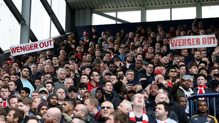 Fans Arsenal membentangkan poster dengan tulisan, Wenger Out. Copyright: Nick Potts/PA Images via Getty Images