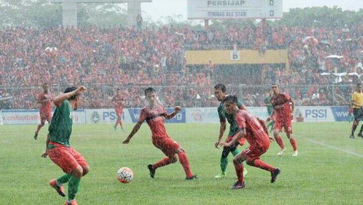 Situasi pertandingan Timnas All Star vs Persijap Jepara. Copyright: Ghozi El Fitra/INDOSPORT