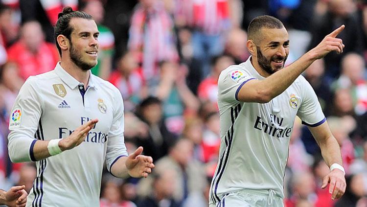 Karim Benzema (kanan) selebrasi bersama Gareth Bale. Copyright: ANDER GILLENEA/AFP/Getty Images