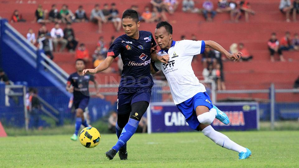 Aksi%20para%20pemain%20Persik%20Kediri%20%28biru%29%20saat%20berhadapan%20dengan%20MTR%20dalam%20sebuah%20laga%20uji%20coba.