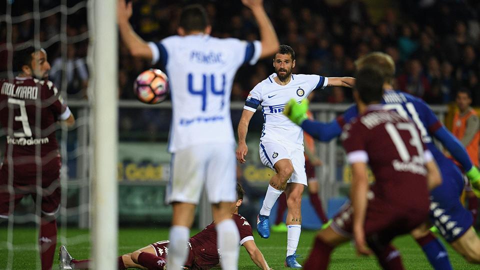 Antonio%20Candreva%20membuat%20gol%20penyama%20kedudukan%20bagi%20Inter%20Milan%20saat%20hadapi%20Torino.