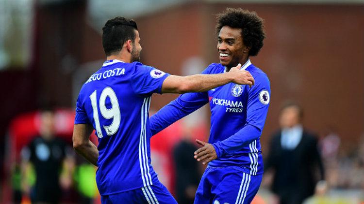 Willian merayakan golnya bersama Diego Costa. Copyright: Tony Marshall/Getty Images