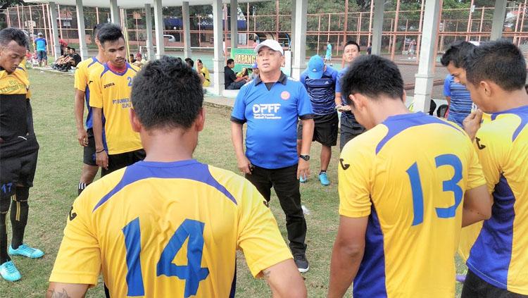 Pelatih Persekam Metro FC, Raja Isa bin Akram Shah. Copyright: INDOSPORT/Ian Setiawan