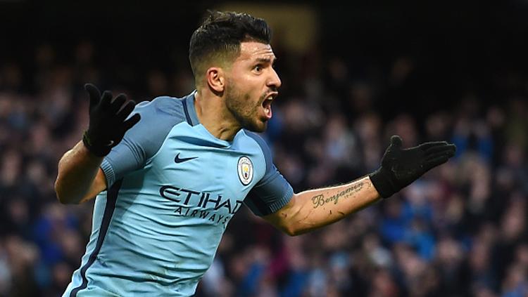 Selebrasi Aguero usai cetak gol ke gawang Liverpool. Copyright: PAUL ELLIS/AFP/Getty Images