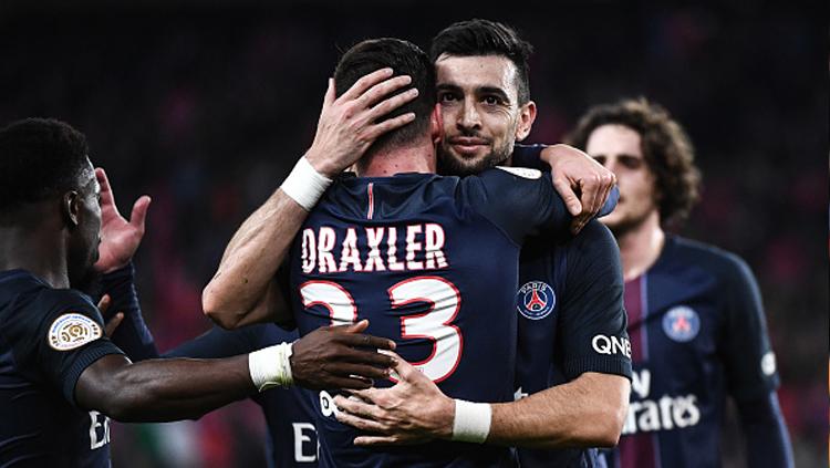 Draxler berikan pelukan hangat kepada Pastore yang berikan assist manis kepadanya. Copyright: Anthony Dibon/Icon Sport