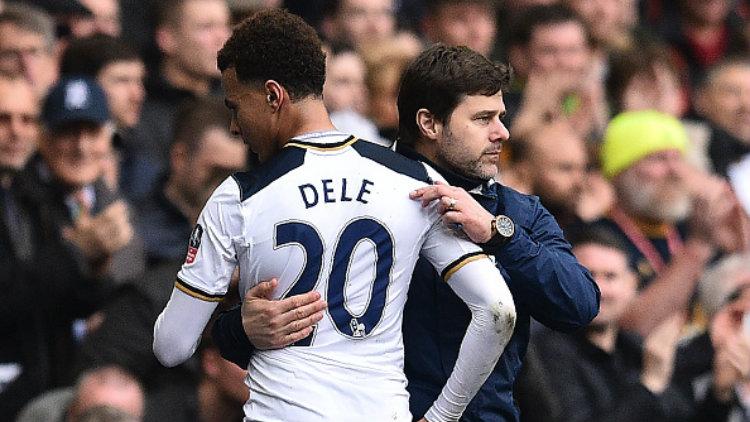 Gelandang Tottenham Hotspur, Dele Alli dan sang pelatih, Mauricio Pochettino. Copyright: GLYN KIRK/AFP/Getty Images