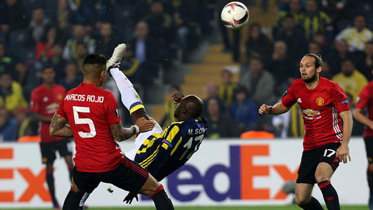 Moussa%20Sow%20%28tengah%29%20saat%20menendang%20bola%20di%20kawal%20dua%20bek%20Manchester%20United%20Marcos%20Rojo%20%28kiri%29%20dan%20Daley%20Blind.