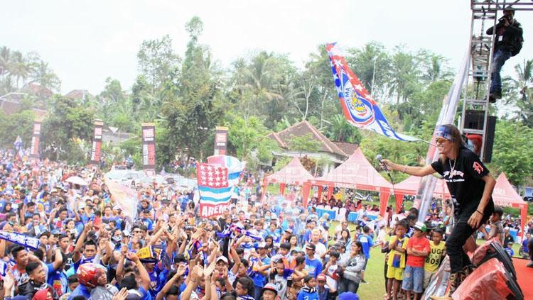 Ribuan Aremania dihibur oleh performa salah satu band Malang.