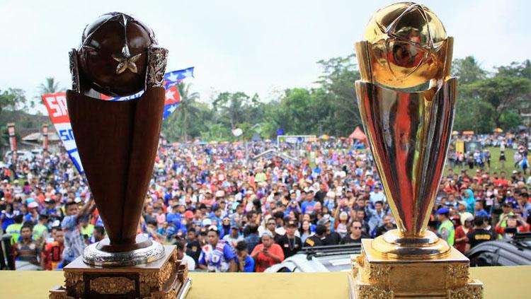 Dua trofi Juara Piala Presiden, dipajang di atas panggung Lapangan Hargo Kuncaran.