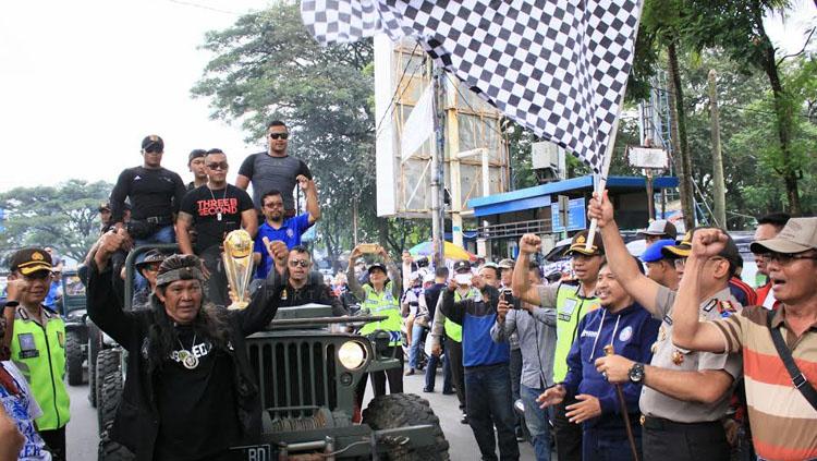 Kapolres Malang Kota, AKBP Decky Hendarsono dan Sudarmaji (Media Officer Arema FC) ikut membuka acara konvoi napak tilas mengawal trofi juara Piala Presiden.