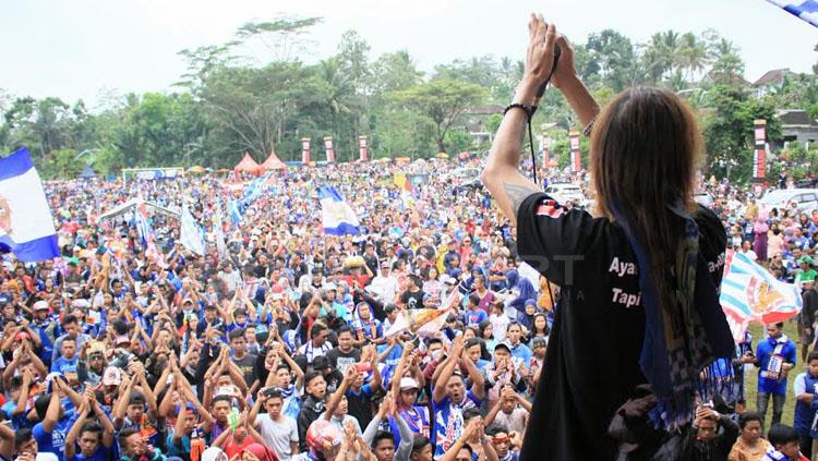 Ribuan Aremania dihibur oleh performa salah satu band rock Malang.
