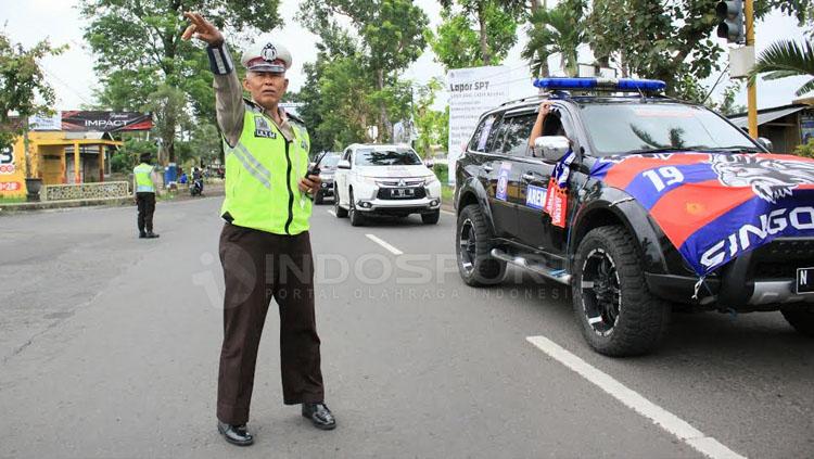 Bapak Polisi ikut mengatur jalannya Konvoi di jalan lintas selatan Kabupaten Malang.