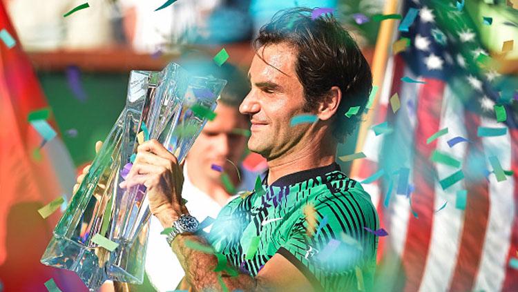 Petenis Swiss, Roger Federer, berhasil meraih trofi Indian Wells 2017. - INDOSPORT
