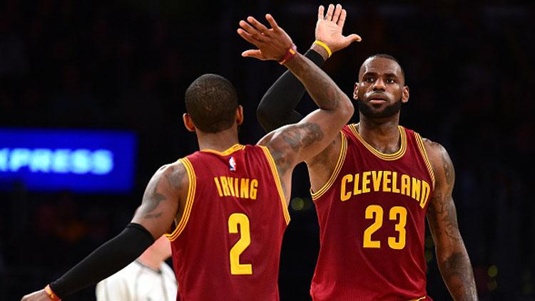 LeBron James sleberasi bersama Kyrie Irving. Copyright: Harry How/Getty Images