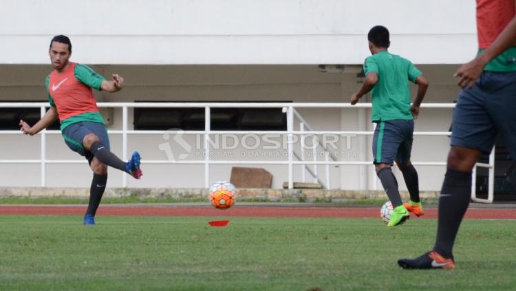 Ezra Walian (kiri) sudah mengikuti latihan bersama Timnas Indonesia U-22.