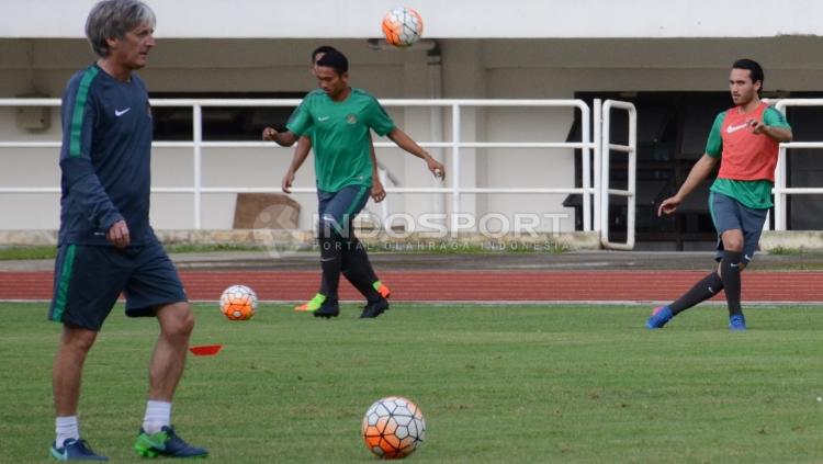 Ezra Walian (kanan) sudah mengikuti latihan bersama Timnas Indonesia U-22 di Stadion Pakansari, Cibinong, Kabupaten Bogor.