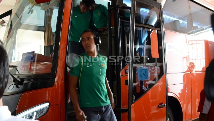 Ryuji Utomo saat turun dari bus Timnas Indonesia U-22.