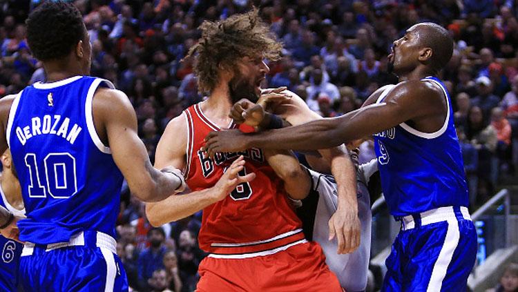 Perkelahian%20antara%20Robin%20Lopez%20%28baju%20merah%29%20dengan%20Serge%20Ibaka.