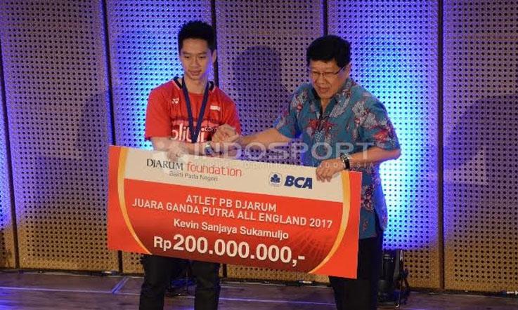 Kevin%20Sanjaya%20Sukamuljo%20mendapatkan%20bonus%20sebesar%20Rp200%20juta%20dari%20klub%20asalnya%2C%20PB%20Djarum%20Kudus.