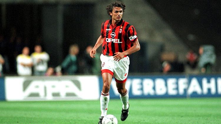 Paolo Maldini menjadi roh di pertahanan Milan saat masih aktif bermain sebagai pesepakbola. - INDOSPORT