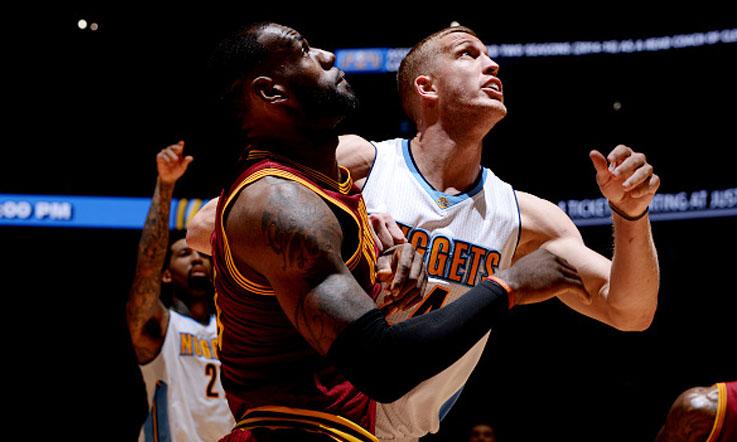LeBron James berduel dengan Mason Plumlee. - INDOSPORT