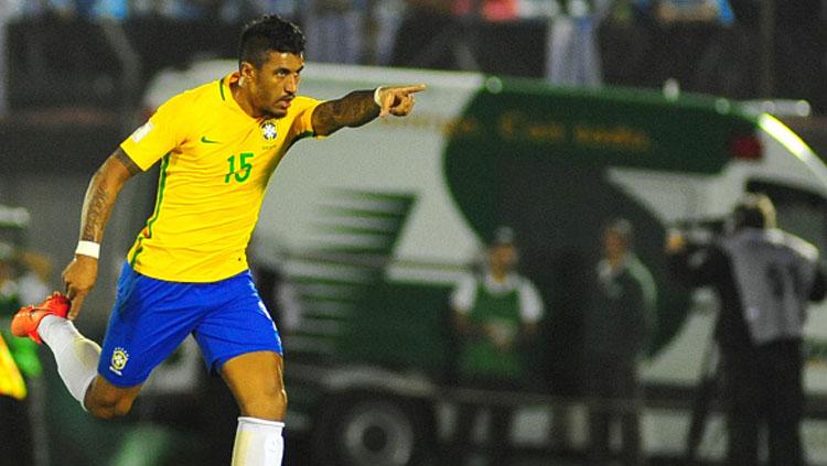 Paulinho melakukan selebrasi setelah berhasil membobol gawang Uruguay. Copyright: DANTE FERNANDEZ/AFP/Getty Image