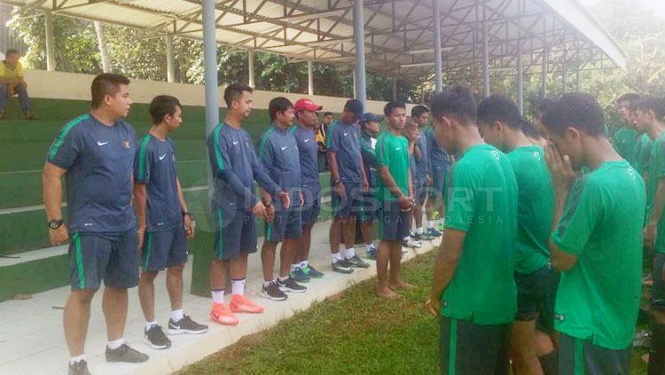 Penggawa Timnas U-19 Indonesia saat akan memulai jalani latihan. Copyright: Muhammad Adiyaksa/INDOSPORT