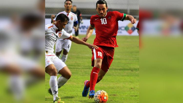 Ezra Walian mendapat kepungan dari pemain Myanmar. Copyright: Instagram Ezra Walian