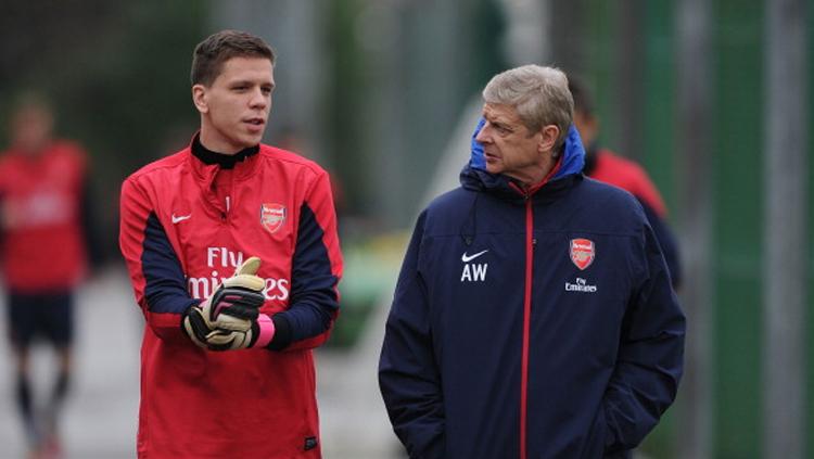 Wenger berikan Wojciech Szczesny pelukan hangat usai final Piala FA melawan Hull City beberapa musim lalu. Copyright: Steve Bardens - The FA/The FA via Getty Images