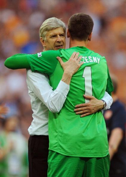 Wenger berikan Wojciech Szczesny pelukan hangat usai final Piala FA melawan Hull City beberapa musim lalu. Copyright: Steve Bardens - The FA/The FA via Getty Images