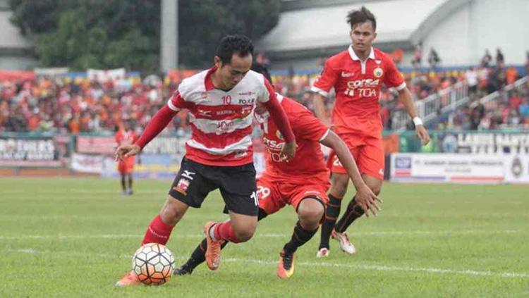 Slamet Nurcahyo saat melawan Persija Jakarta. Copyright: @MaduraUnitedFC