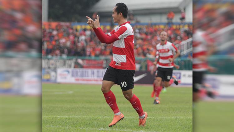 Slamet Nurcahyo saat melawan Persija Jakarta. Copyright: @MaduraUnitedFC