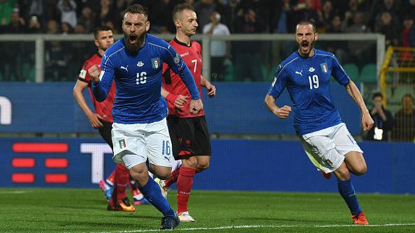 Daniele De Rossi melakukan selebrasi usai membobol gawang Timnas Albania. Copyright: Claudio Villa/ Getty Images