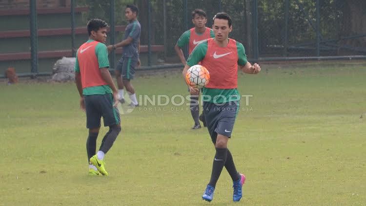 Ezra Walian (kanan) melakukan juggling bola sebelum internal game dimulai.