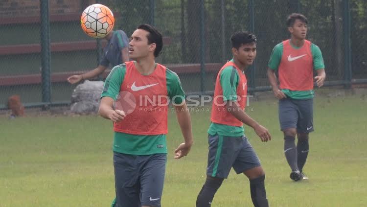 Ezra Walian (kiri) melakukan juggling bola sebelum internal game dimulai.