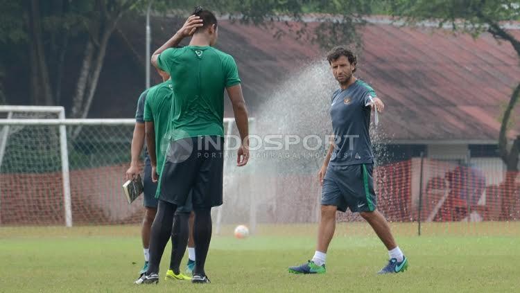 Pelatih Luis Milla (kanan) memberi arahan kepada pemain sebelum babak kedua internal game Timnas U-22.