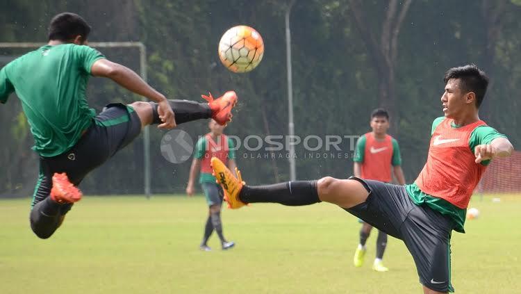 Hanif Sjahbandi (kanan) berebut bola dengan rekannya dalam internal game Timnas U-22.