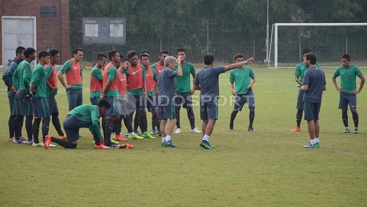 Seluruh pemain Timnas U-22 mendapat arahan dari tim pelatih sebelum memulai babak kedua internal game.