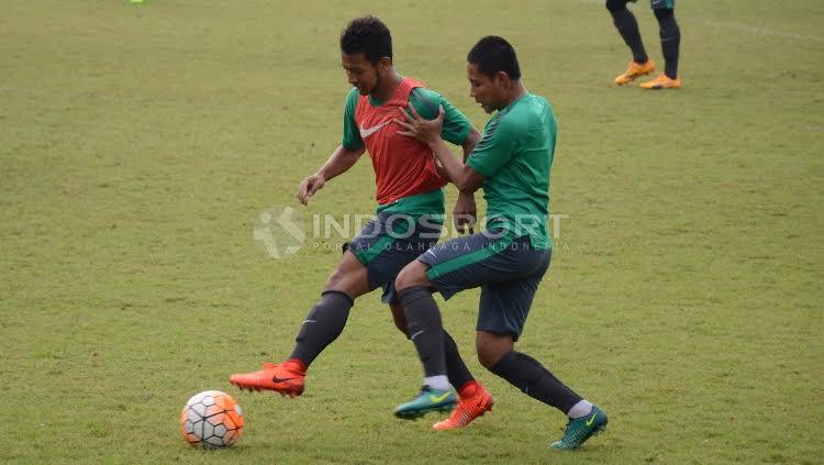 Gian Zola (kiri) dijaga ketat oleh Evan Dimas Darmono.