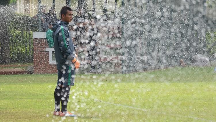 Kiper Ravi Murdianto di sela-sela internal games Timnas U-22.