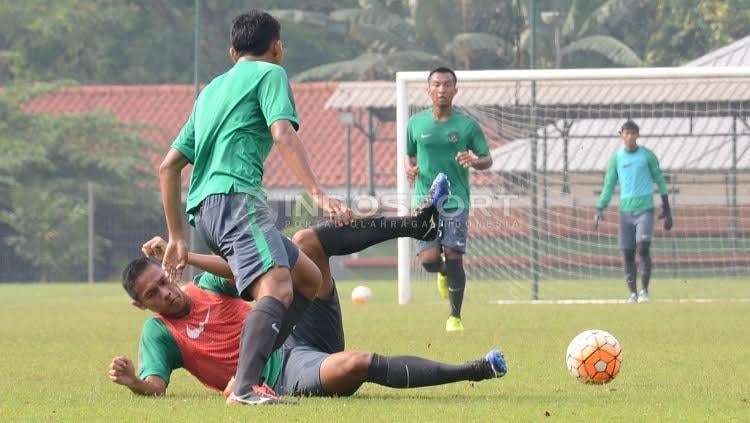 Duel dua pemain Timnas U-22 dalam internal game. Copyright: Herry Ibrahim/INDOSPORT