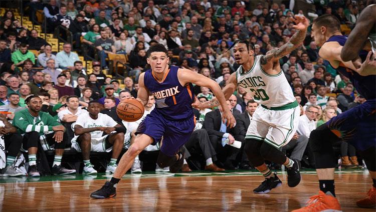 Bintang Phoenix Suns, Devin Booker mencetak sejarah jadi pebasket pertama yang juara NBA 2K. Ia berhasil juara usai mengalahkan Deandre Ayton di babak final.