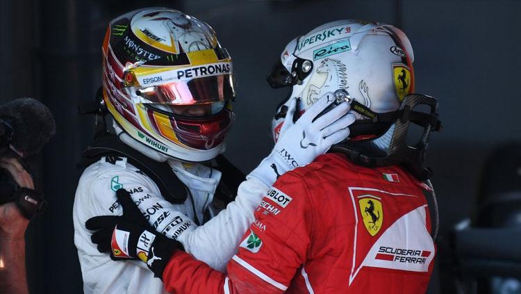 Lewis Hamilton mengucapkan selamat untuk Sebastian Vettel Copyright: twitter@F1