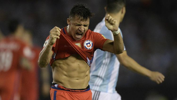 Bintang Timnas Chile, Alexis Sanchez tak dapat menutup rasa kecewanya setelah kalah dari Argentina. Copyright: JUAN MABROMATA/AFP/Getty Images