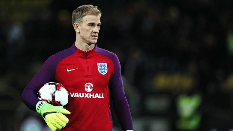 Joe Hart akan menjadi kapten kala menjamu Timnas Lithuania nanti malam. Copyright: Matthew Ashton - AMA/Getty Images