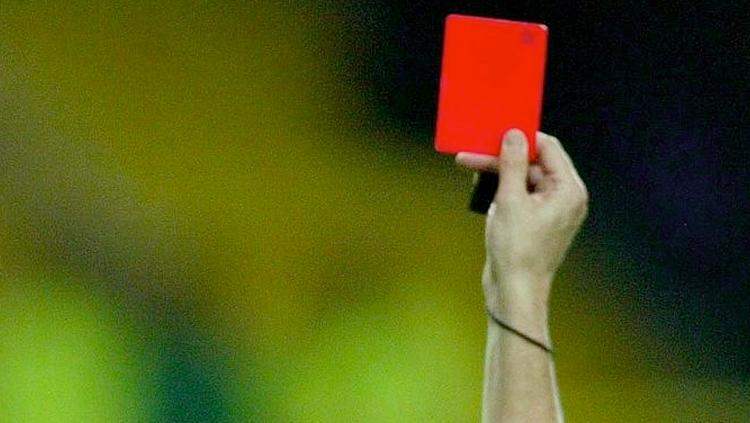 Wasit%20harus%20tegas%20dalam%20mengambil%20keputusan.