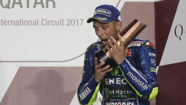Valentino Rossi selebrasi di atas podium dengan nomor urutan ketiga MotoGP Qatar 2017. - INDOSPORT