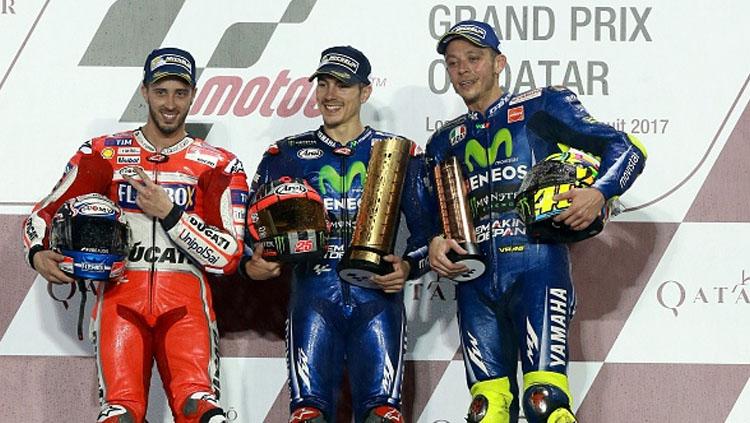 Maverick Vinales (tengah) Valentino Rossi (kanan) dan Andrea Dovizioso pose di atas podium.